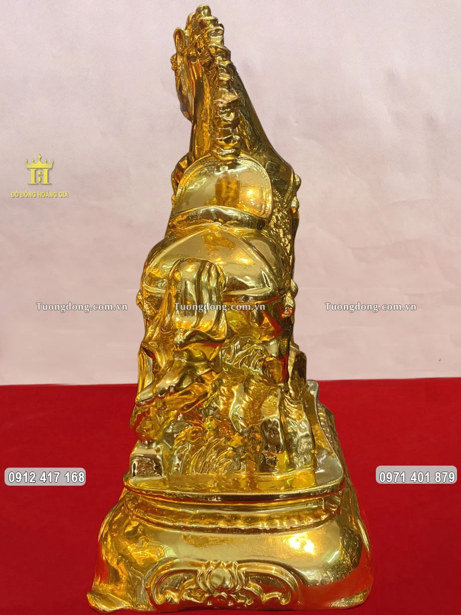 Hình ảnh phía sau bức tượng đồng